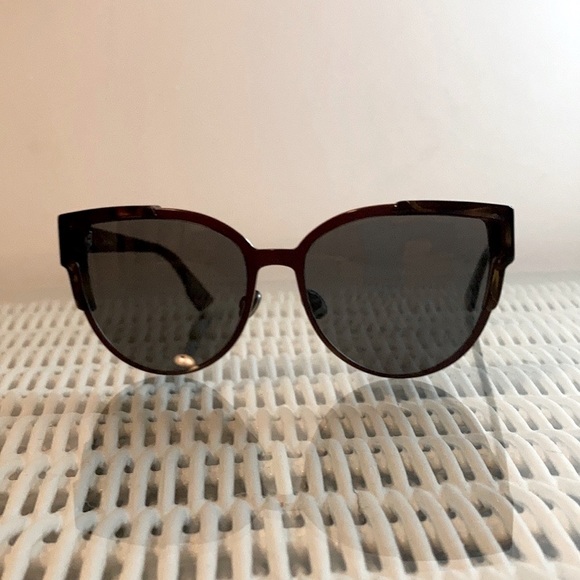 Christian Dior sunnies. Oversized. Tortashell with burgundy rims. Authentic. - Picture 3 of 14